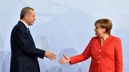 Erdogan, primit cu onoruri militare la Berlin, dar şi cu proteste