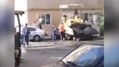 RÂMNICU VÂLCEA. Mai mulţi bărbaţi fură asfalt proaspăt turnat cu o maşină de lux VIDEO