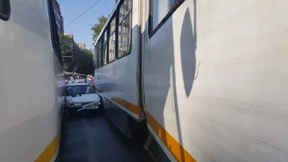 Accident SPECTACULOS în Capitală. O maşină a rămas blocată între două tramvaie FOTO