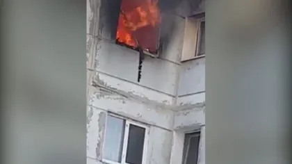 Incendiu puternic în Capitală. Două persoane au ajuns la spital