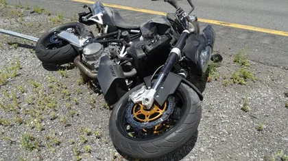 Motociclist în comă, după ce a intrat într-un stâlp pe DN 73