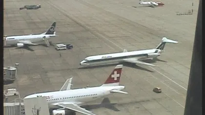 Panică pe Aeroportul Otopeni. Roata unui avion cu 200 de pasageri la bord a luat foc