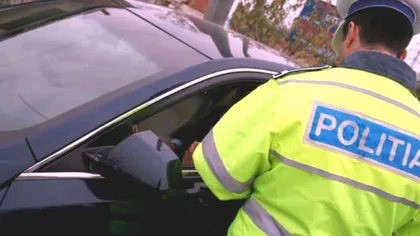 Poliţist de la Rutieră, prins în timp ce lua MITĂ de la un şofer cu permisul suspendat