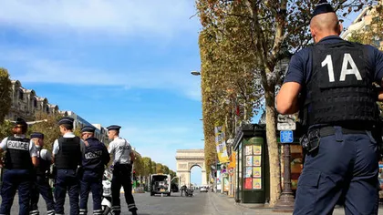 Alertă cu bombă pe Champs Elysees. Poliţia franceză examinează un vehicul suspect