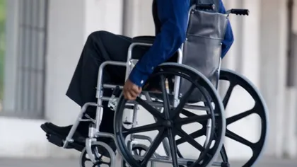 CCR: Persoanele ce au cotizat în condiţii de handicap beneficiază de reducerea vârstei de pensionare