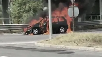 Maşină în flăcări pe autostradă VIDEO