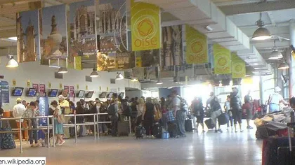 Zeci de români, blocaţi mai bine de 24 de ore pe un aeroport din Paris