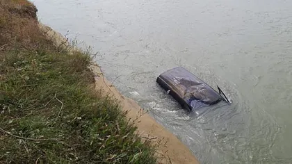 Un şofer s-a salvat singur după ce a plonjat cu maşina în râul Suceava VIDEO