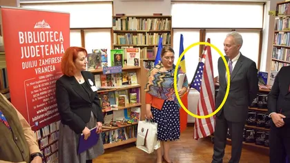 Ambasadorul Hans Klemm, întâmpinat cu drapelul SUA arborat cu susul în jos la Biblioteca Judeţeană Vrancea