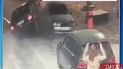 Drifturi în benzinărie, încheiate cu un accident spectaculos. Imagini surprinse de camerele de supraveghere VIDEO
