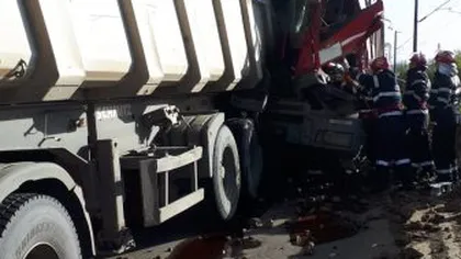 Accident grav între două camioane încărcate cu piatră. Unul dintre şoferi a murit