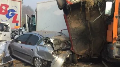 Cel puţin şase morţi într-o ciocnire în lanţ pe autostradă VIDEO