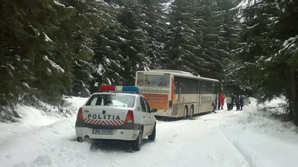 Autocar cu 46 de copii, blocat în zăpadă în staţiunea Păltiniş