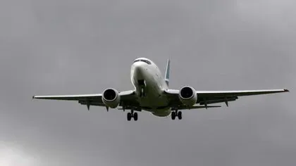 Un avion cu pasageri a lovit un zid al aeroportului la decolare. Fuselajul s-a rupt. 136 de persoane, în pericol FOTO şi VIDEO