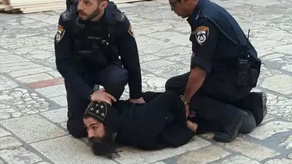 Un preot a fost arestat miercuri la Biserica Sfântului Mormânt, din Ierusalim. Imagini tulburătoare cu momentul reţinerii VIDEO