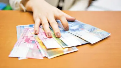 Decizie istorică: bancă din România, OBLIGATĂ să primească ratele în franci elveţieni la cursul de 2,6 lei. Acum, cursul este 4,1 lei!