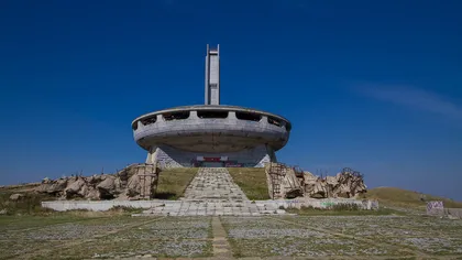 Construcţia din Bulgaria socialistă care fascinează vizitatorii străini: o farfurie zburătoare din beton pe vârful unui munte