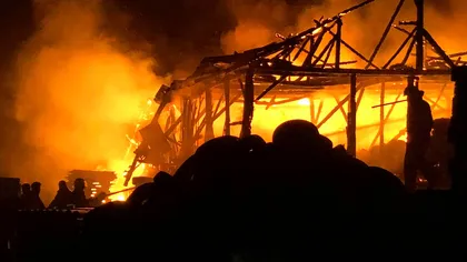 Incendiu puternic la un depozit de materiale de construcţii VIDEO