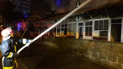 Incendiu puternic la o hală din Craiova. Pompierii au intervenit de urgenţă