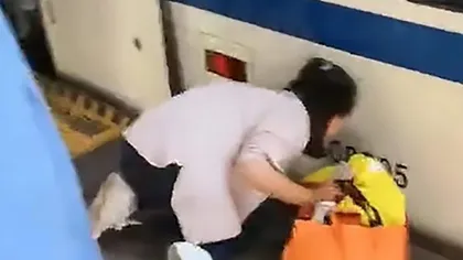 Clipe dramatice. O fetiţă de trei ani a ajuns sub şinele metroului. Mama ei se juca pe telefon