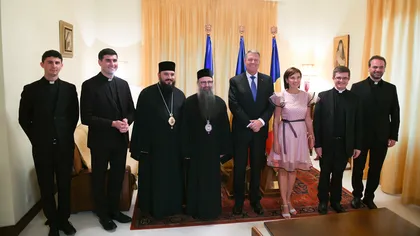 Carmen Iohannis, criticată dur pentru vestimentaţia de la Episcopia Română din Italia. Cine sare în apărarea soţiei preşedintelui