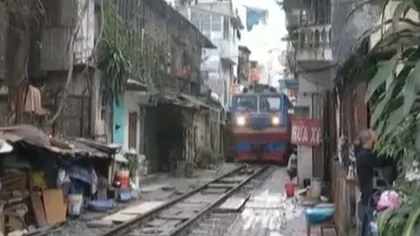 Locul în care trenurile trec exact pe lângă uşa caselor
