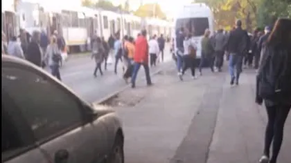 Circulaţia tramvaielor în sectorul 5, BLOCATĂ. Un tramvai s-a împotmolit în gazonul dintre şine VIDEO