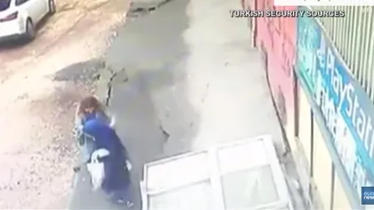 Două femei înghiţite de asfalt. Trotuarul s-a surpat sub ele VIDEO