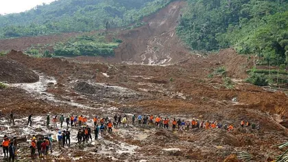 Zeci de morţi, din cauza alunecărilor de teren provocate de inundaţii
