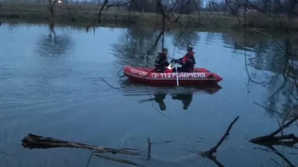 Descoperire macabră într-un lac din Sibiu. Ce au găsit poliţiştii după ce un bărbat a văzut o lanternă în apă