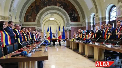 Şedinţă solemnă de Guvern, în Sala Unirii. Premierul Dăncilă şi delegaţia guvernamentală, huiduiţi la Alba Iulia