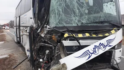 GRAV ACCIDENT în Gorj: Două autobuze cu 80 de muncitori s-au CIOCNIT frontal VIDEO