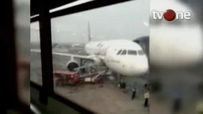 Coliziune între două avioane pe aeroport VIDEO