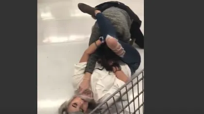 Două femei s-au bătut ca în filme pentru reducerile de Black Friday VIDEO