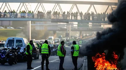 Proteste violente în Franţa: Peste 400 de persoane rănite, dintre care 14 grav, la blocaje sute de mii de 