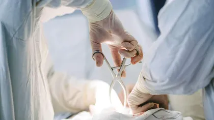 INCREDIBIL. Un medic i-a scos din greşeală un rinichi unei paciente. Este DE NECREZUT cu ce l-a confundat
