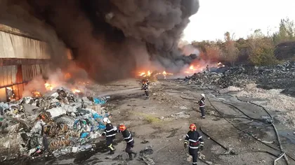 Incendiul de la depozitul de mase plastice din Ploieşti, stins după trei zile