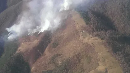Incendiul din Munţii Semenic a fost localizat, însă elicopterul MAI nu a mai putut interveni pentru stingerea focului