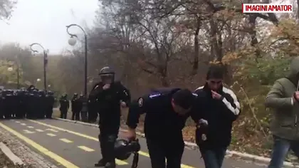 Noi imagini cu măcelul de la Craiova. Jandarmii au fost prinşi de suporteri într-o ambuscadă şi atacaţi cu pietre şi sticle VIDEO
