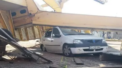 O macara s-a prăbuşit peste o maşină în Cluj-Napoca VIDEO