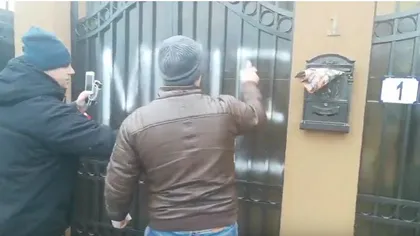 Cuvinte obscene pe poarta vilei lui Florin Iordache şi amenzi modice ale poliţiei. Mesajul a devenit viral pe Facebook VIDEO