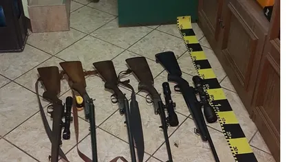 Opt arme, cartuşe, alice, alcool şi cannabis, găsite de poliţişti în urma unor percheziţii din Timiş