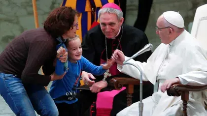 Moment insolit la Vatican. Un băieţel mut şi sora lui au urcat pe podiumul unde Papa Francisc ţinea audienţa săptămânală