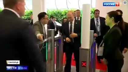Putin, umilit în Singapore: A fost pus să treacă prin porţiile de detectare a metalelor, iar Kremlinul neagă, deşi sunt imagini