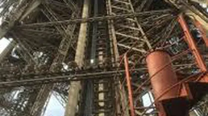 Scara în spirală din Turnul Eiffel, achiziţionată la licitaţie cu suma de 169.000 de euro
