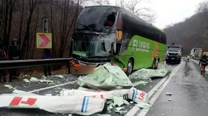 Accident grav pe DN1. Un autocar cu 25 de persoane la bord şi un TIR s-au ciocnit