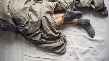 Ce se întâmplă dacă dormi cu şosetele în picioare. Habar nu aveai de asta!