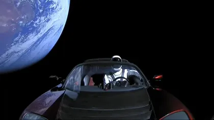 Maşina trimisă de Elon Musk în spaţiu a ajuns dincolo de orbita lui Marte. 