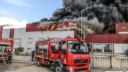Incendiu în Capitală: Focul pornit de la o casă s-a extins la încă un imobil. Pompierii au intervinit cu mai multe autospeciale