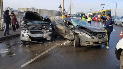Accident grav, două maşini s-au făcut praf pe Podul Alexandru din Iaşi VIDEO
